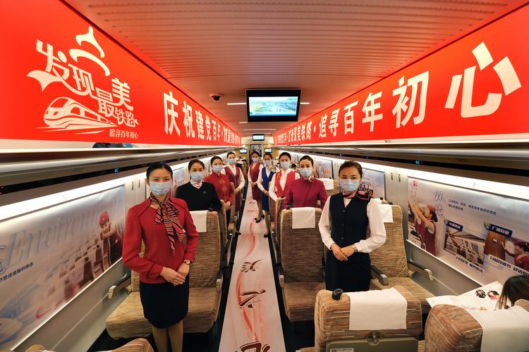 铁路天津客运段高铁乘务人员在车厢内进行礼仪和服装展示   图/杨宝森